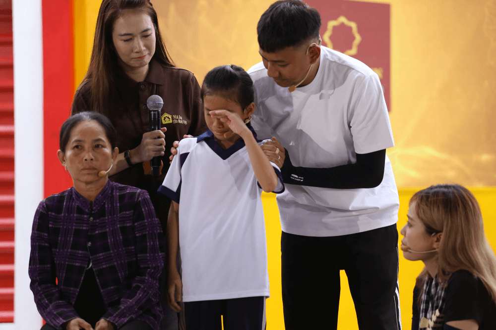 MC Thanh Thảo bật khóc trước bé gái mồ côi chưa từng biết mặt cha - 1
