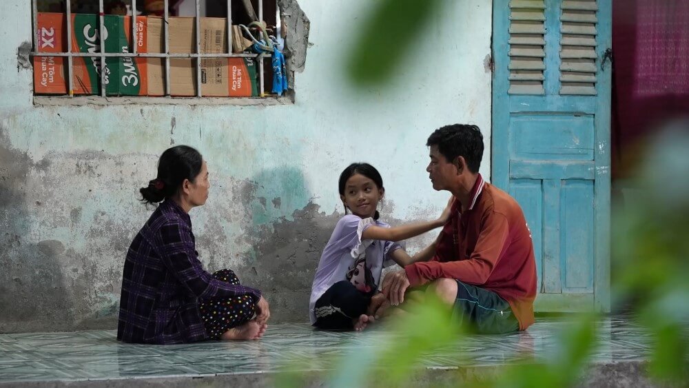 MC Thanh Thảo bật khóc trước bé gái mồ côi chưa từng biết mặt cha - 2