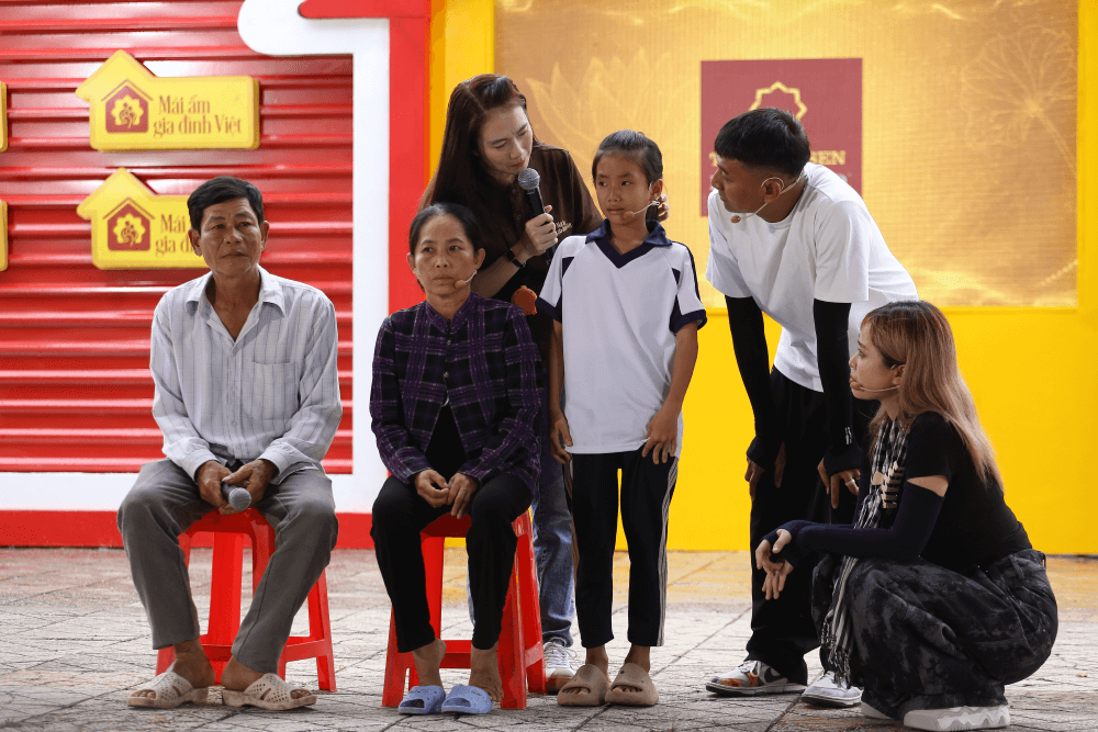 MC Thanh Thảo bật khóc trước bé gái mồ côi chưa từng biết mặt cha - 3