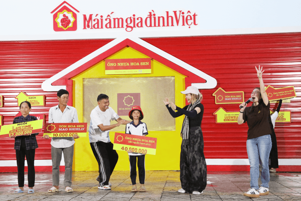 MC Thanh Thảo bật khóc trước bé gái mồ côi chưa từng biết mặt cha - 4