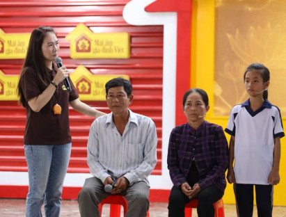 MC Thanh Thảo bật khóc trước bé gái mồ côi chưa từng biết mặt cha