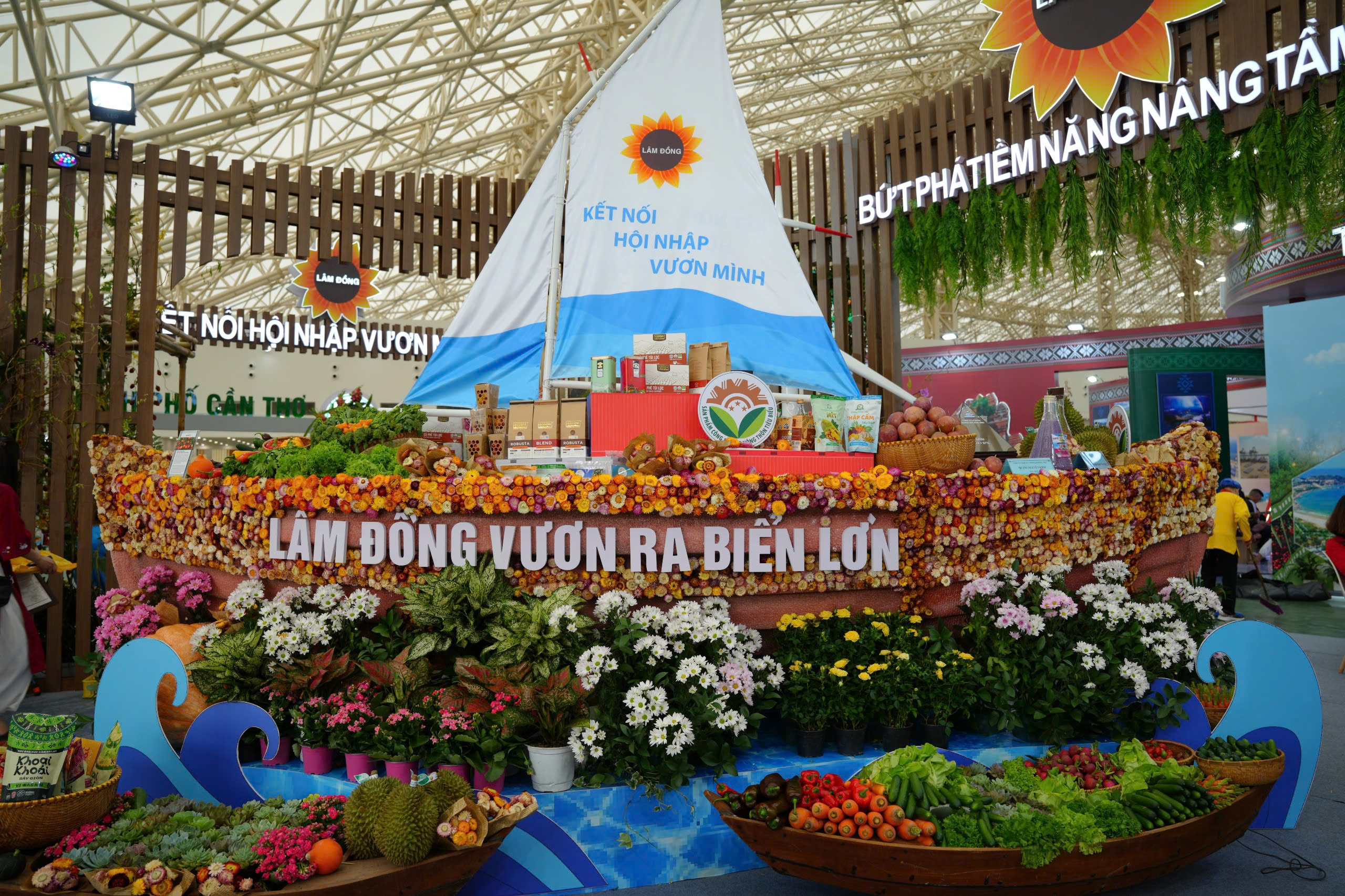 Nổi bật con thuyền được kết từ 10.000 bông hoa bất tử của Lâm Đồng tại Hội chợ Mùa Thu - 9