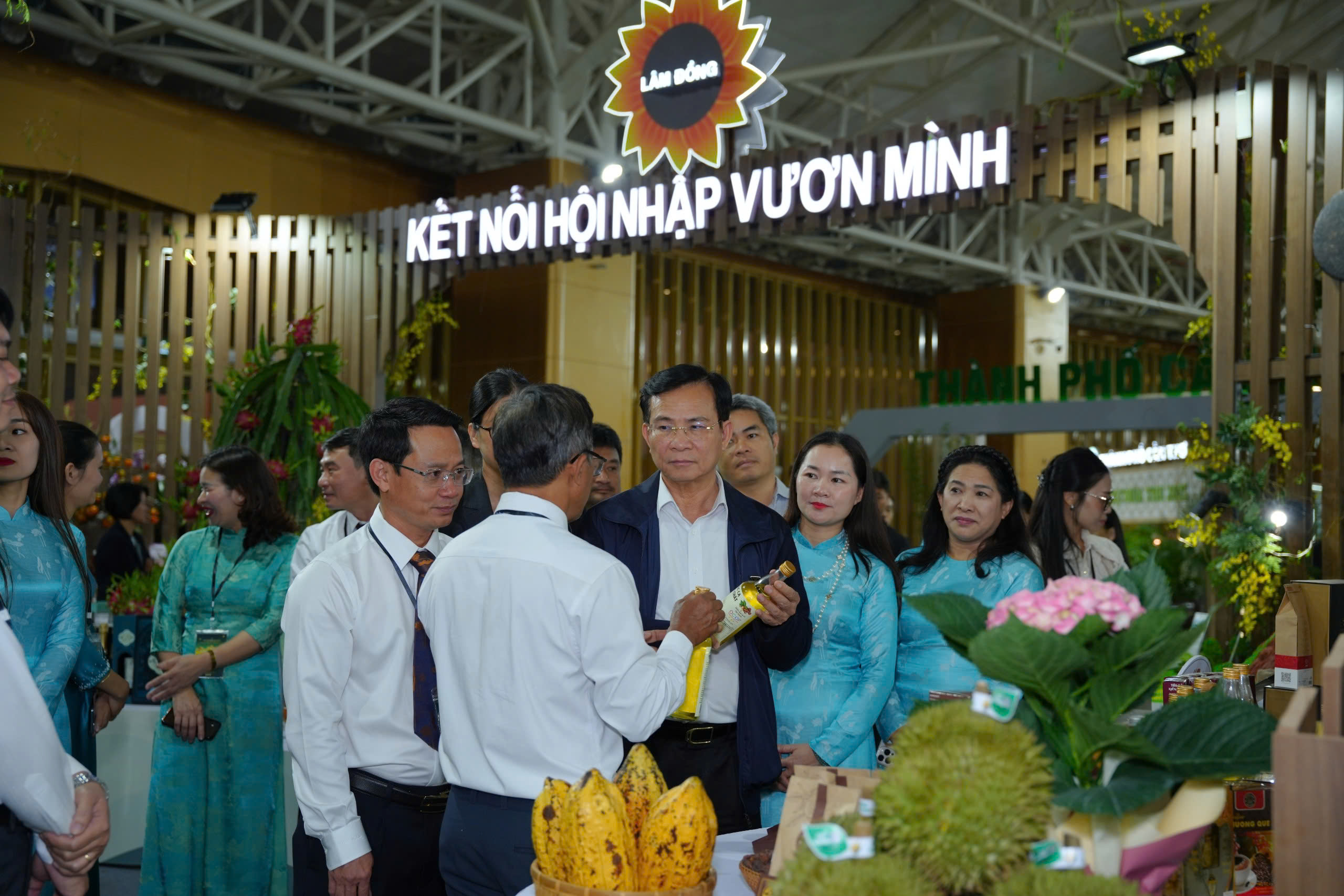 Nổi bật con thuyền được kết từ 10.000 bông hoa bất tử của Lâm Đồng tại Hội chợ Mùa Thu - 10