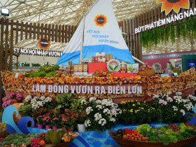 - Nổi bật con thuyền được kết từ 10.000 bông hoa bất tử của Lâm Đồng tại Hội chợ Mùa Thu