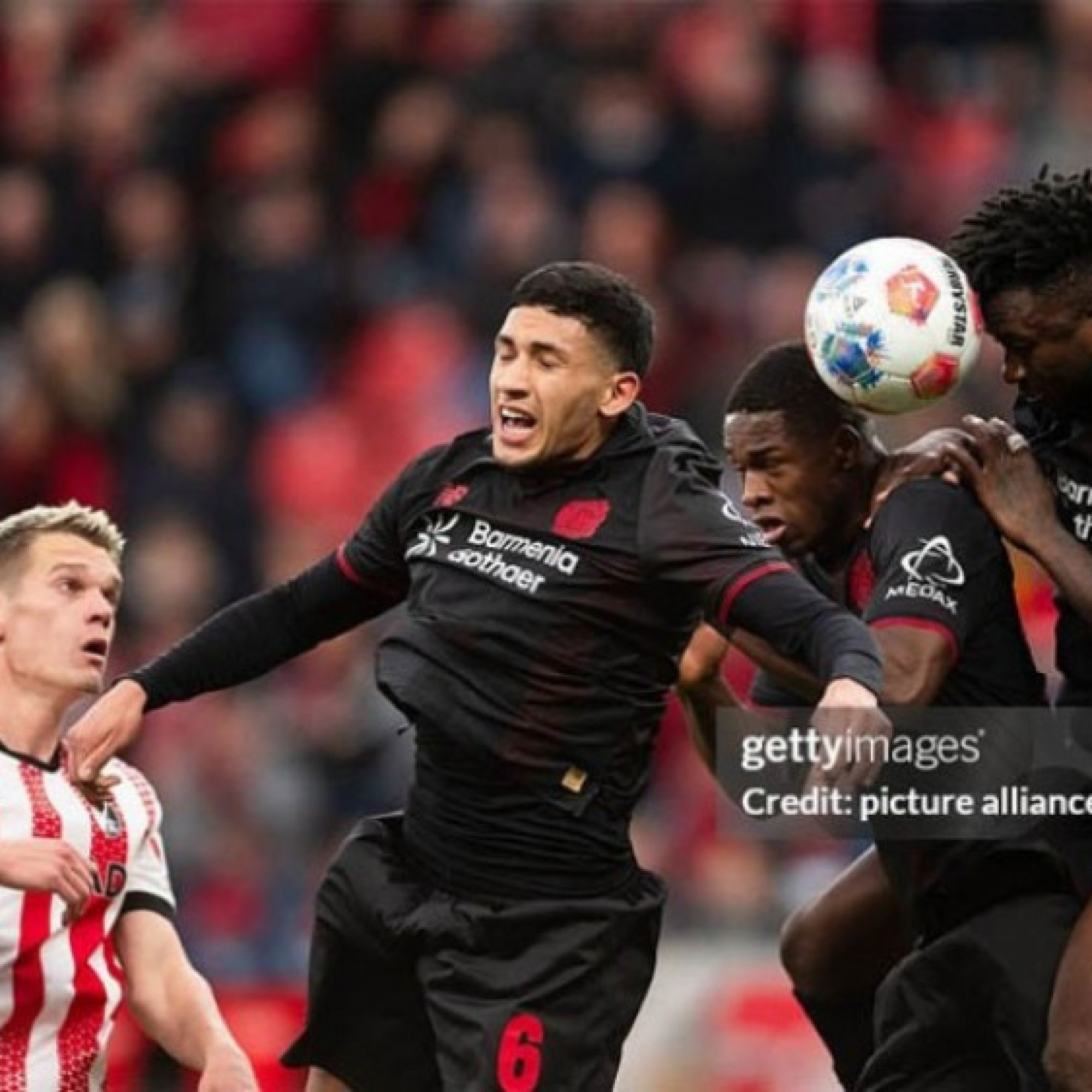- Video bóng đá Leverkusen - Freiburg: Siêu phẩm mở điểm, chen chân top 4 (Bundesliga)
