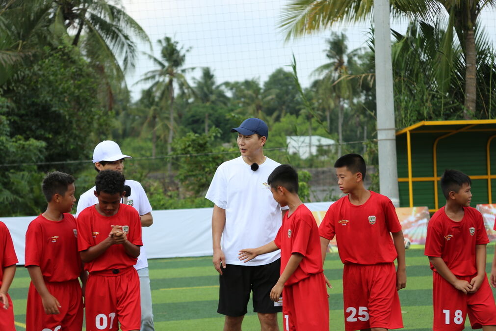 HLV Kim Sang Sik kỳ vọng Top 12 Cầu thủ nhí 2025 trở thành Quang Hải, Duy Mạnh trong tương lai - 1