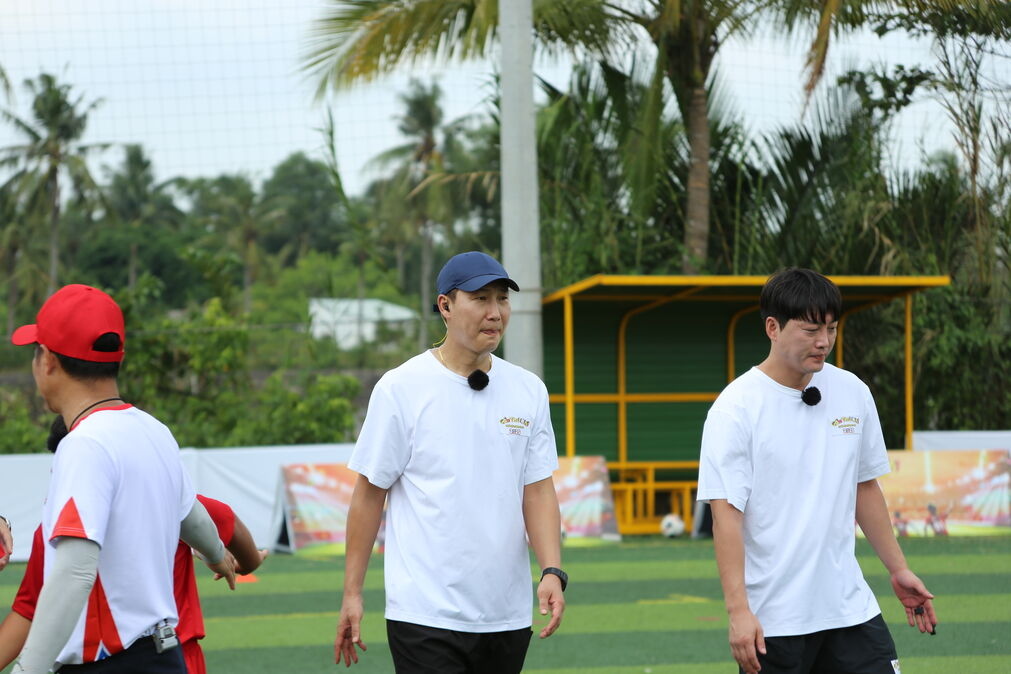 HLV Kim Sang Sik kỳ vọng Top 12 Cầu thủ nhí 2025 trở thành Quang Hải, Duy Mạnh trong tương lai - 2