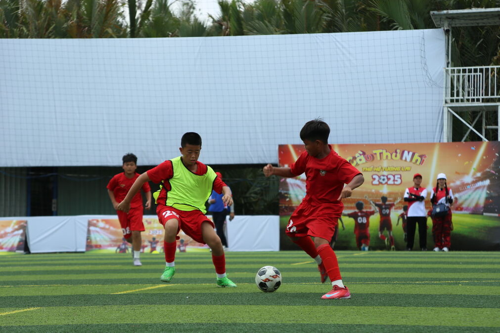 HLV Kim Sang Sik kỳ vọng Top 12 Cầu thủ nhí 2025 trở thành Quang Hải, Duy Mạnh trong tương lai - 3