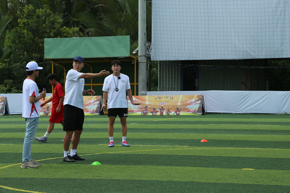 HLV Kim Sang Sik kỳ vọng Top 12 Cầu thủ nhí 2025 trở thành Quang Hải, Duy Mạnh trong tương lai - 4