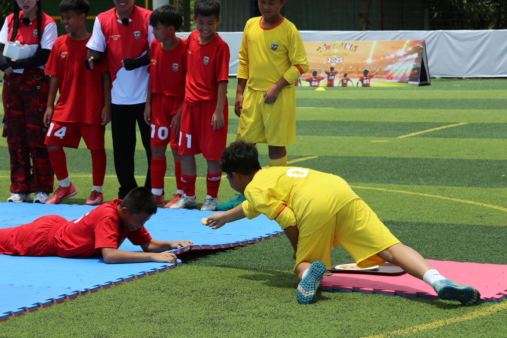 HLV Kim Sang Sik kỳ vọng Top 12 Cầu thủ nhí 2025 trở thành Quang Hải, Duy Mạnh trong tương lai - 5