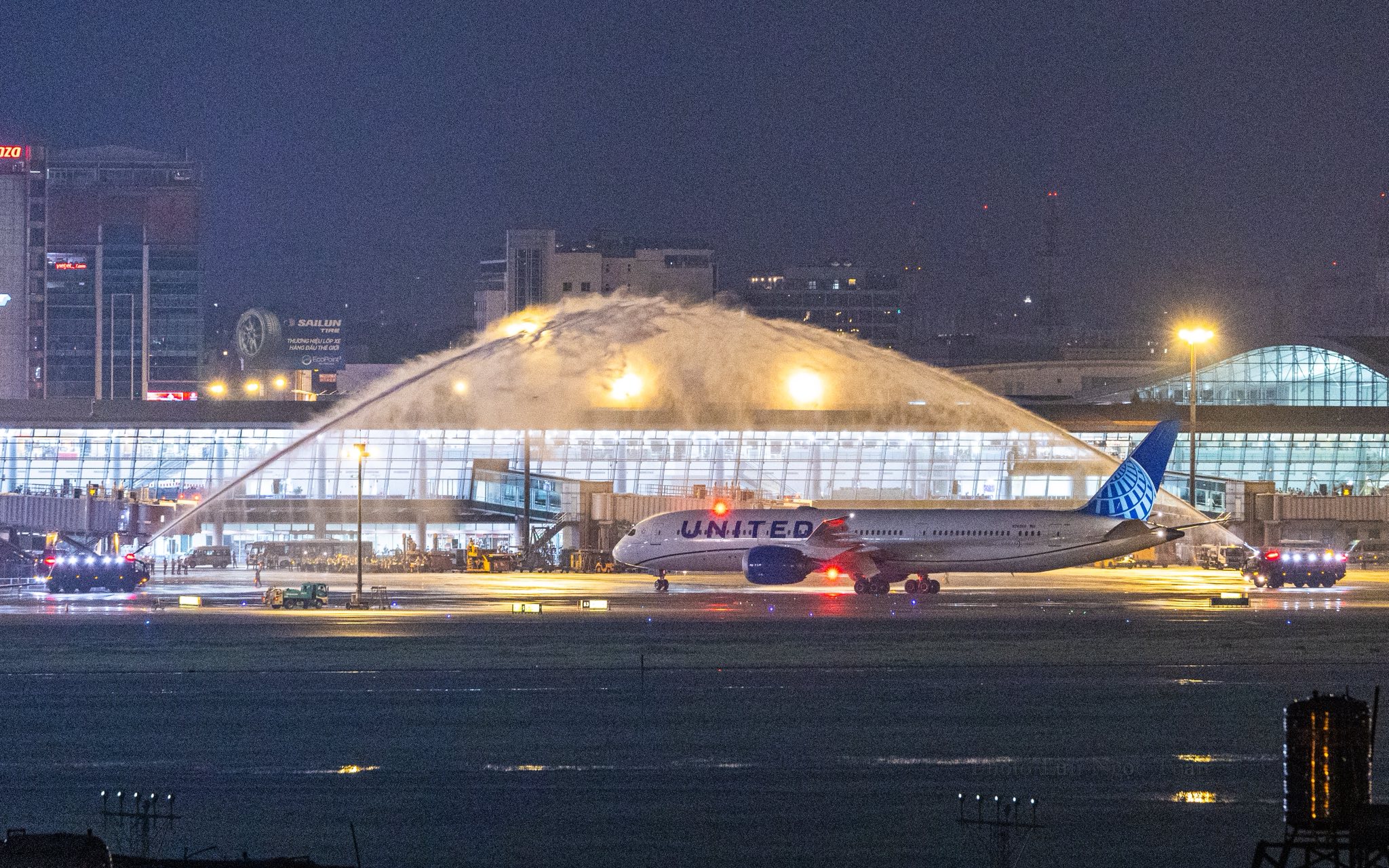 United Airlines tái khởi động đường bay Hoa Kỳ - TP.HCM sau 8 năm - 1
