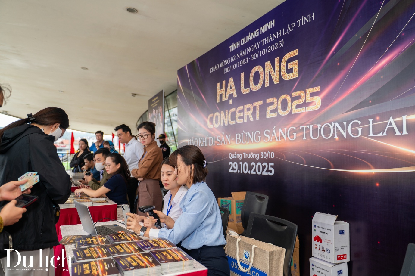 nguoi dan va du khach xep hang doi ve “ha long concert 2025” - 9