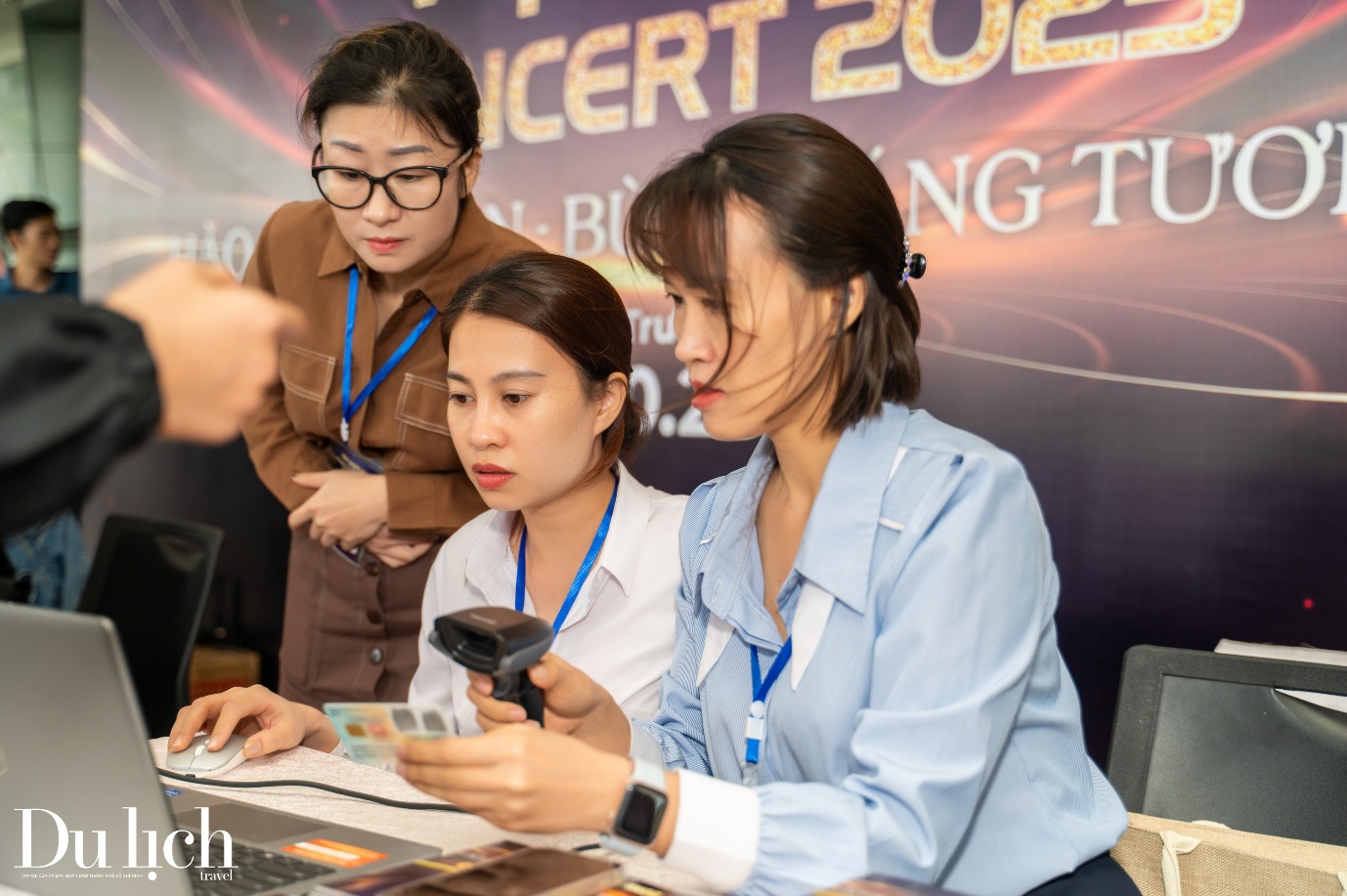 nguoi dan va du khach xep hang doi ve “ha long concert 2025” - 10