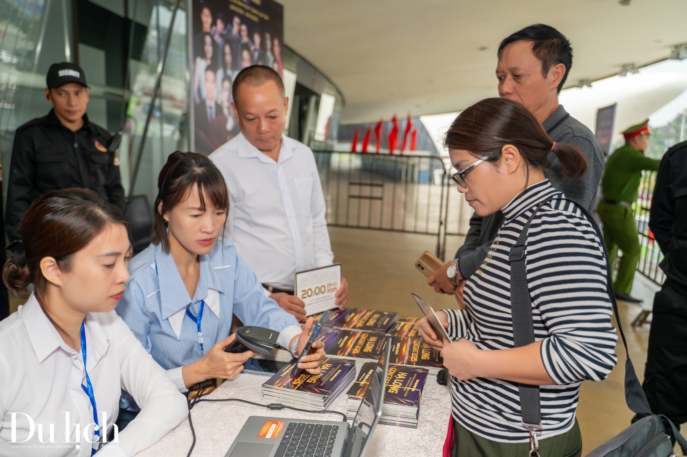 nguoi dan va du khach xep hang doi ve “ha long concert 2025” - 11