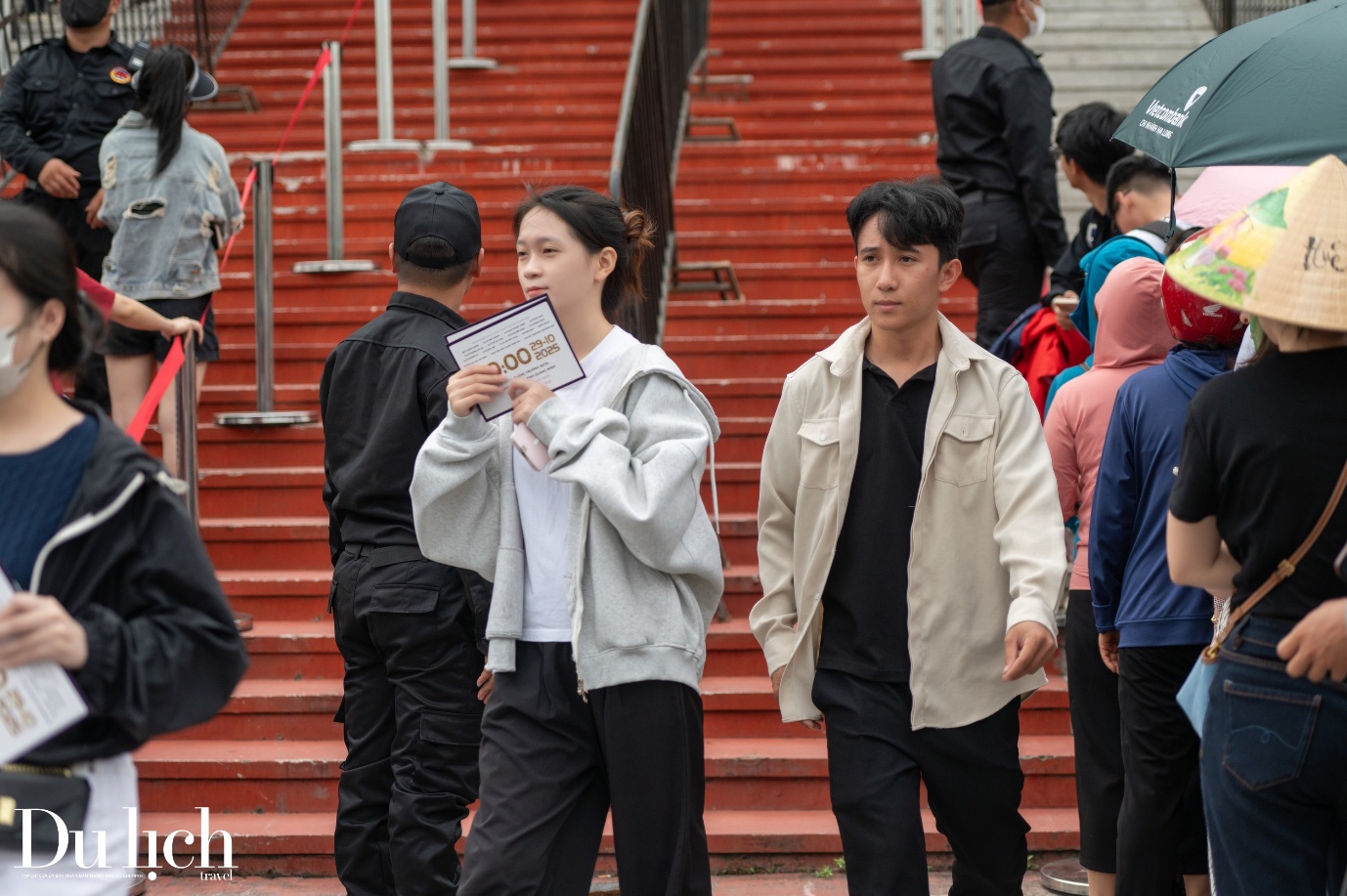 nguoi dan va du khach xep hang doi ve “ha long concert 2025” - 12