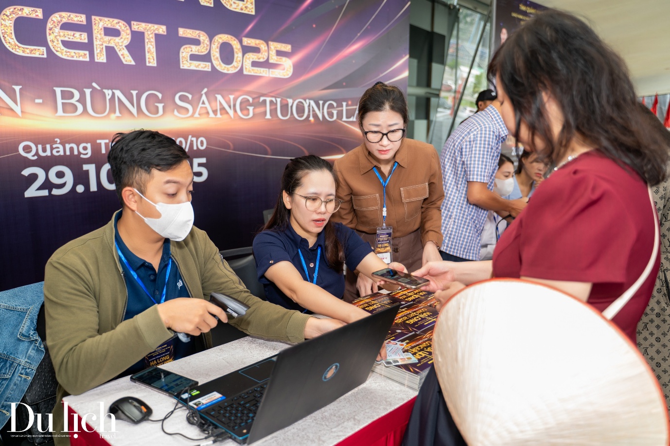 nguoi dan va du khach xep hang doi ve “ha long concert 2025” - 7
