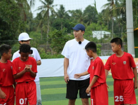 - HLV Kim Sang Sik kỳ vọng Top 12 Cầu thủ nhí 2025 trở thành Quang Hải, Duy Mạnh trong tương lai