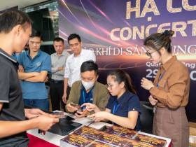 - Người dân và du khách xếp hàng đổi vé “Hạ Long concert 2025”