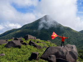 - Đỉnh Voi Mẹp và Pa Thiên huyền ảo trong sương