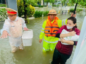 - Mưa lũ, di tích Huế ngừng đón khách, nhiều nơi ngập sâu