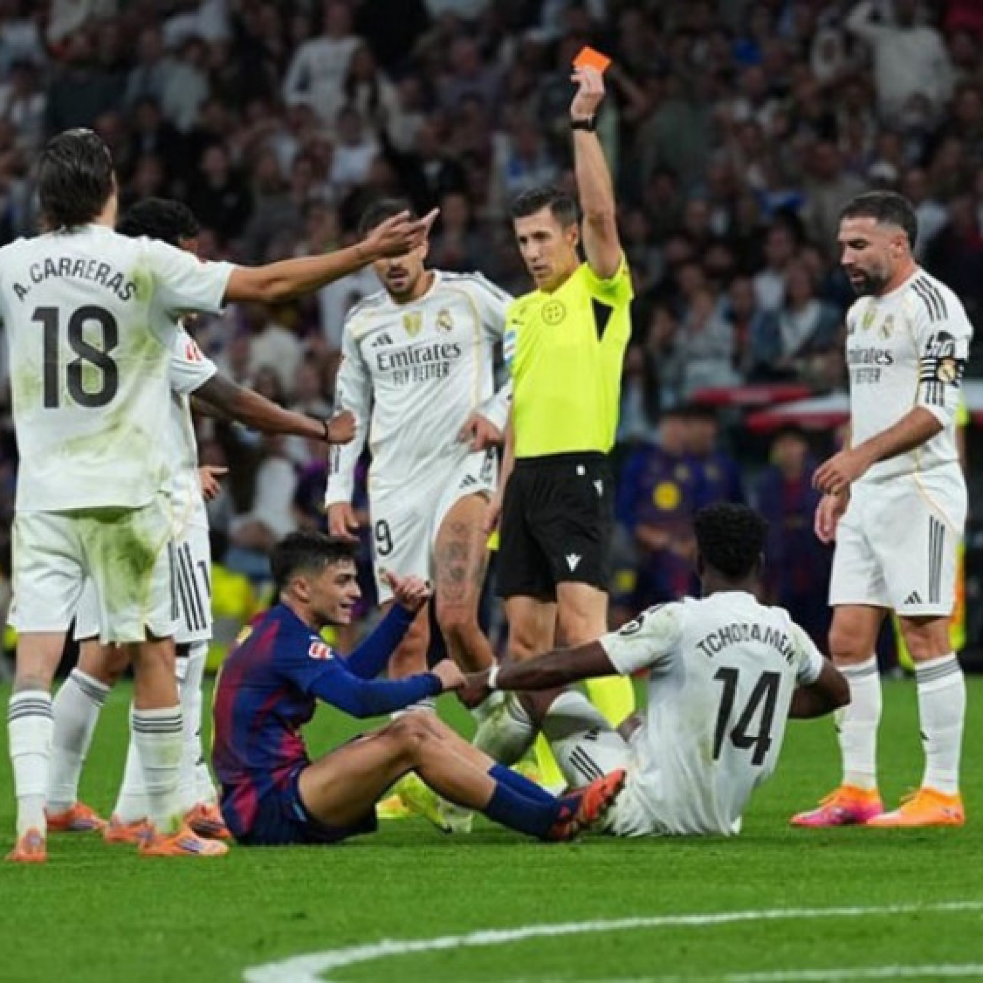 - Phe thân Real "tấn công" trọng tài sau trận Siêu kinh điển, La Liga lại nóng