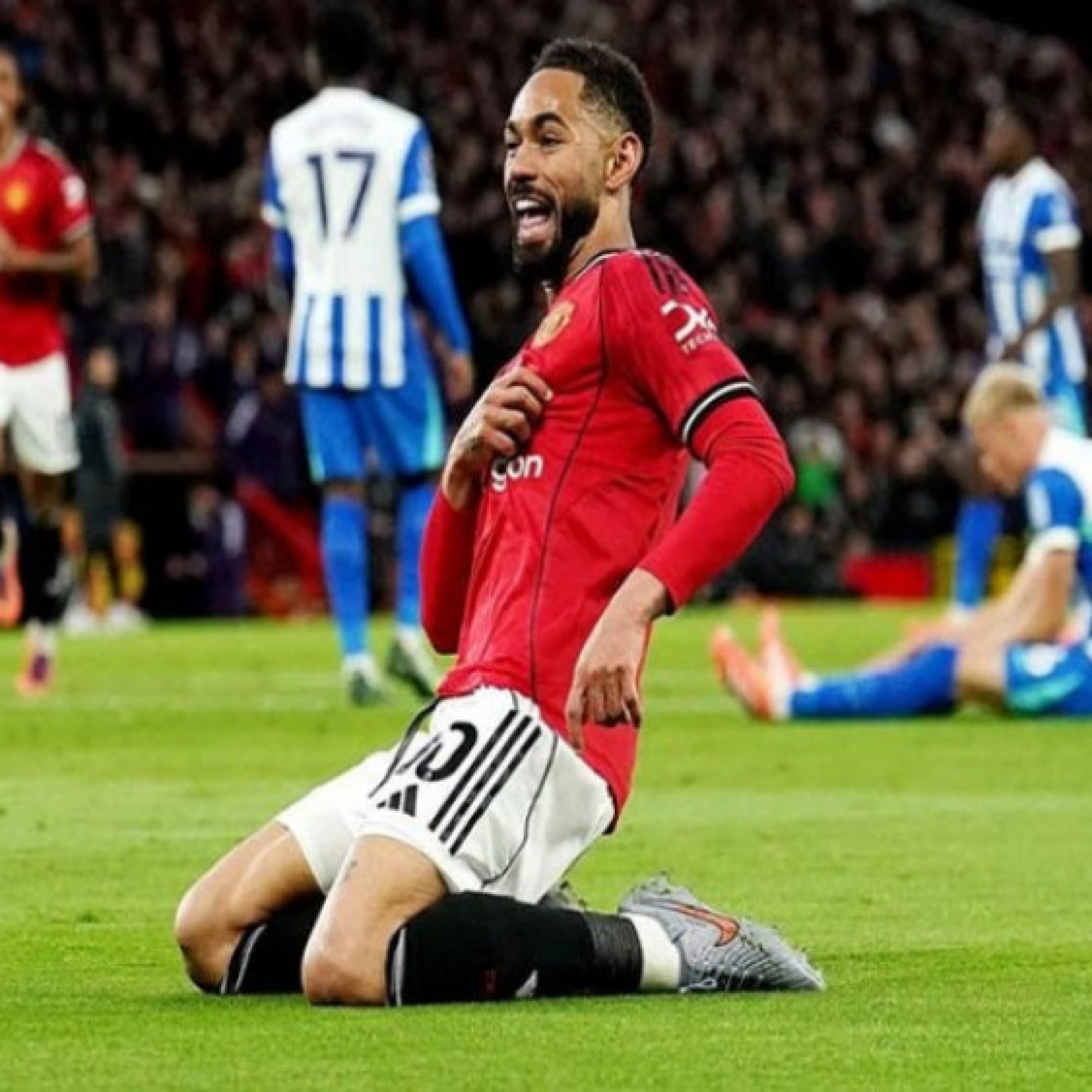 - Chiến binh Samba Matheus Cunha cứu rỗi "Quỷ đỏ", MU mơ bay cao