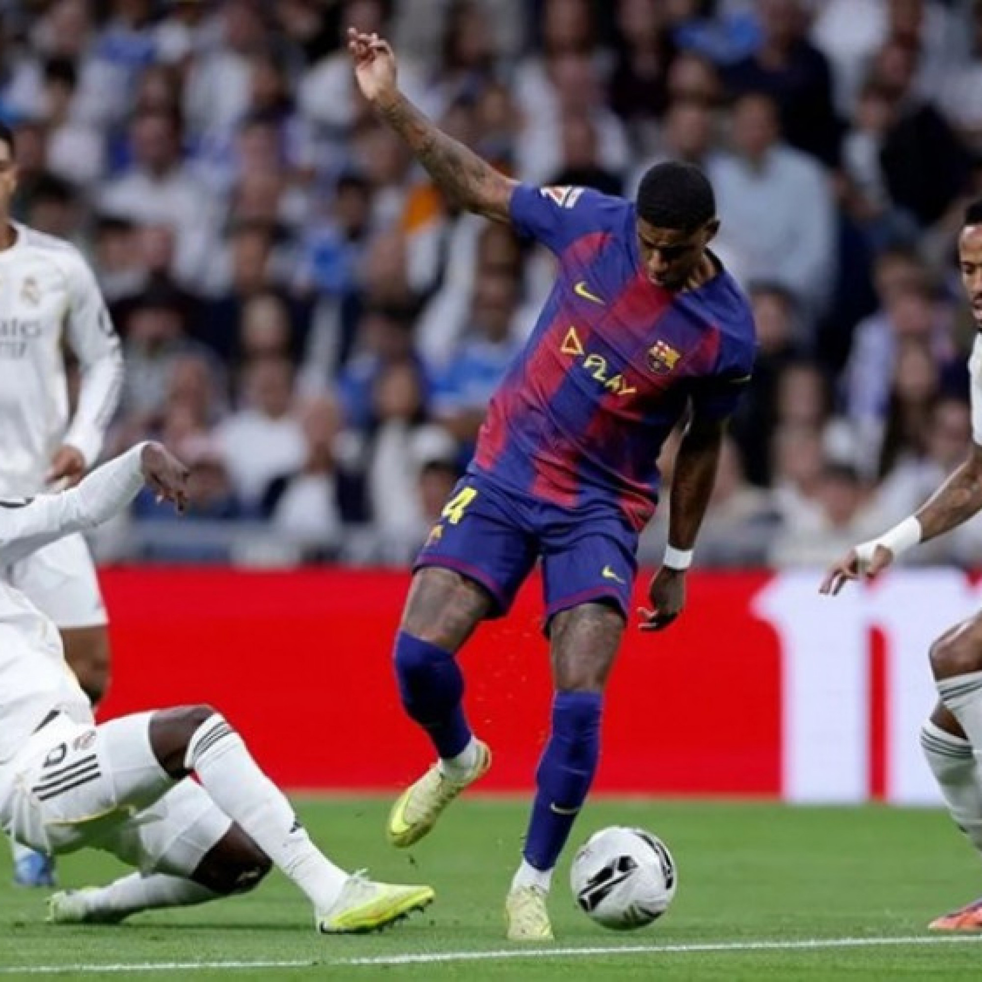- Rashford khiến truyền thông mâu thuẫn, kẻ khen người chê sau Siêu kinh điển