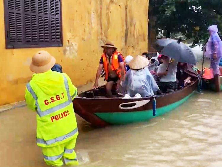 Hội An ngập sâu, du khách vẫn thích chèo thuyền đi dạo