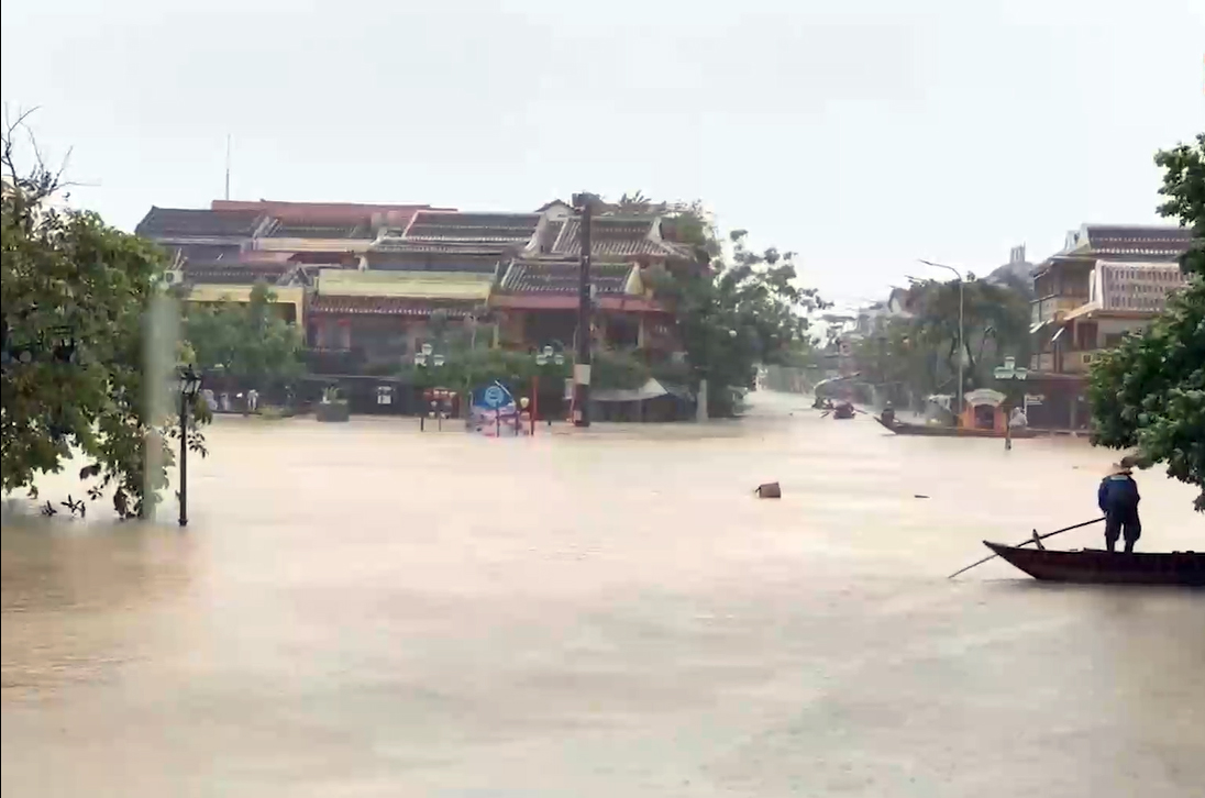 Hội An ngập sâu, du khách vẫn thích chèo thuyền đi dạo - 1