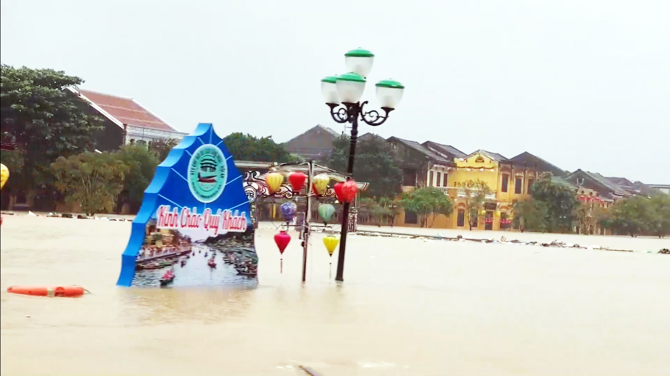 Hội An ngập sâu, du khách vẫn thích chèo thuyền đi dạo - 4