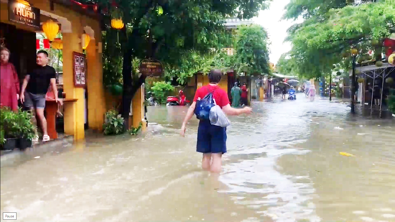 Hội An ngập sâu, du khách vẫn thích chèo thuyền đi dạo - 7
