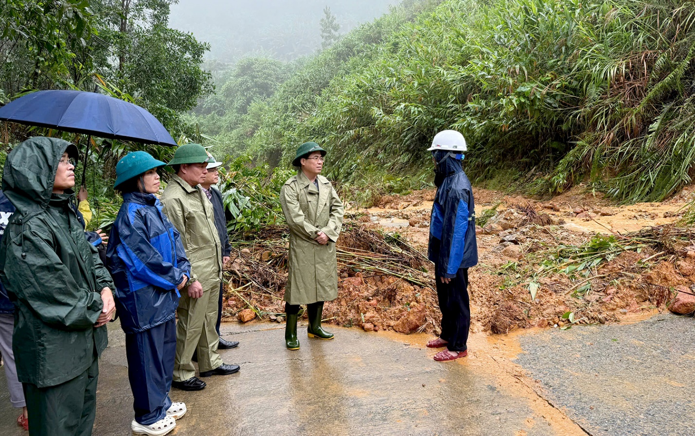 mua lon keo dai, quang ngai so tan khan cap hang tram nguoi ra khoi vung lo nui - 1