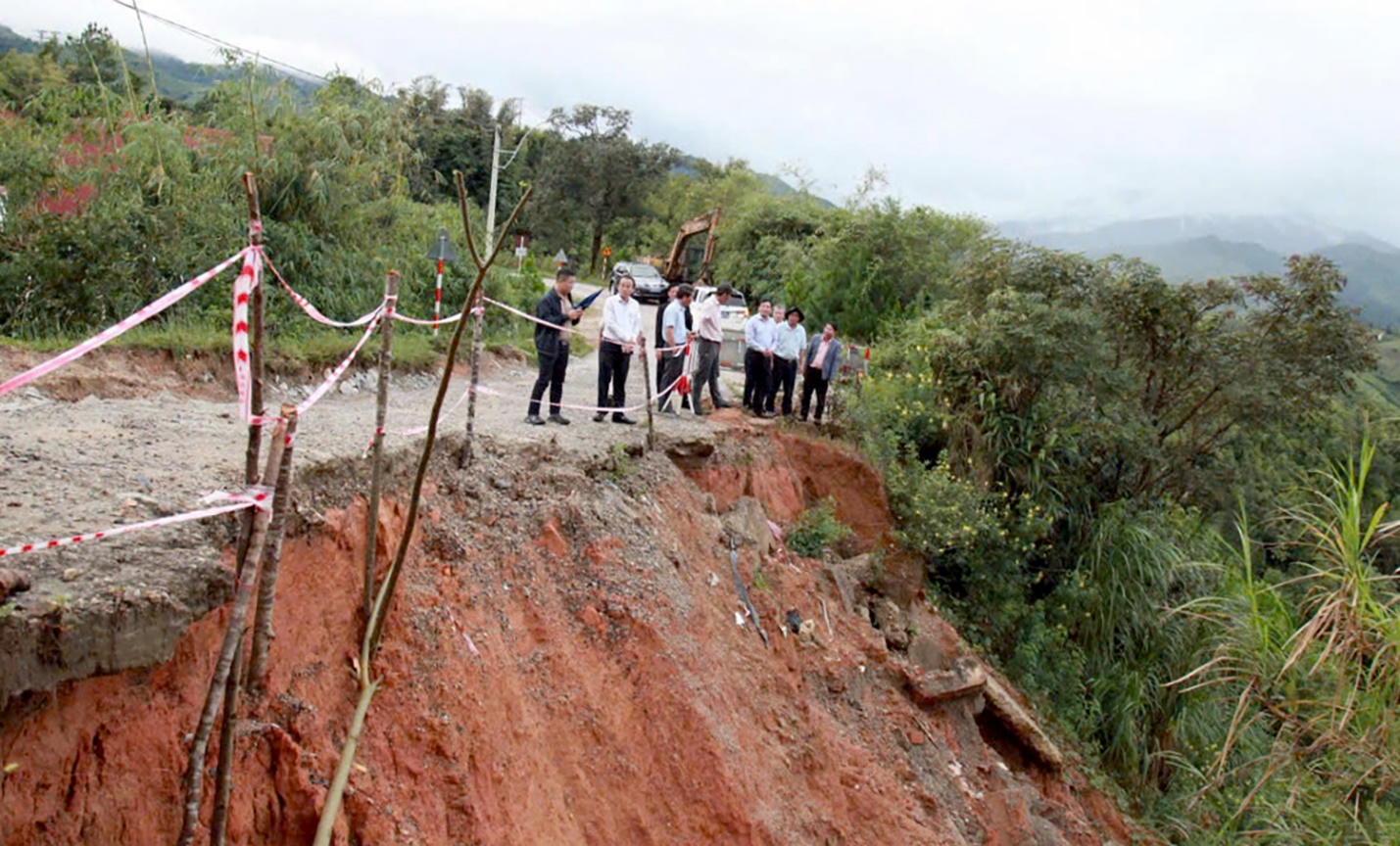 mua lon keo dai, quang ngai so tan khan cap hang tram nguoi ra khoi vung lo nui - 6