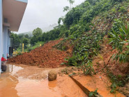 Mưa lớn kéo dài, Quảng Ngãi sơ tán khẩn cấp hàng trăm người ra khỏi vùng lở núi