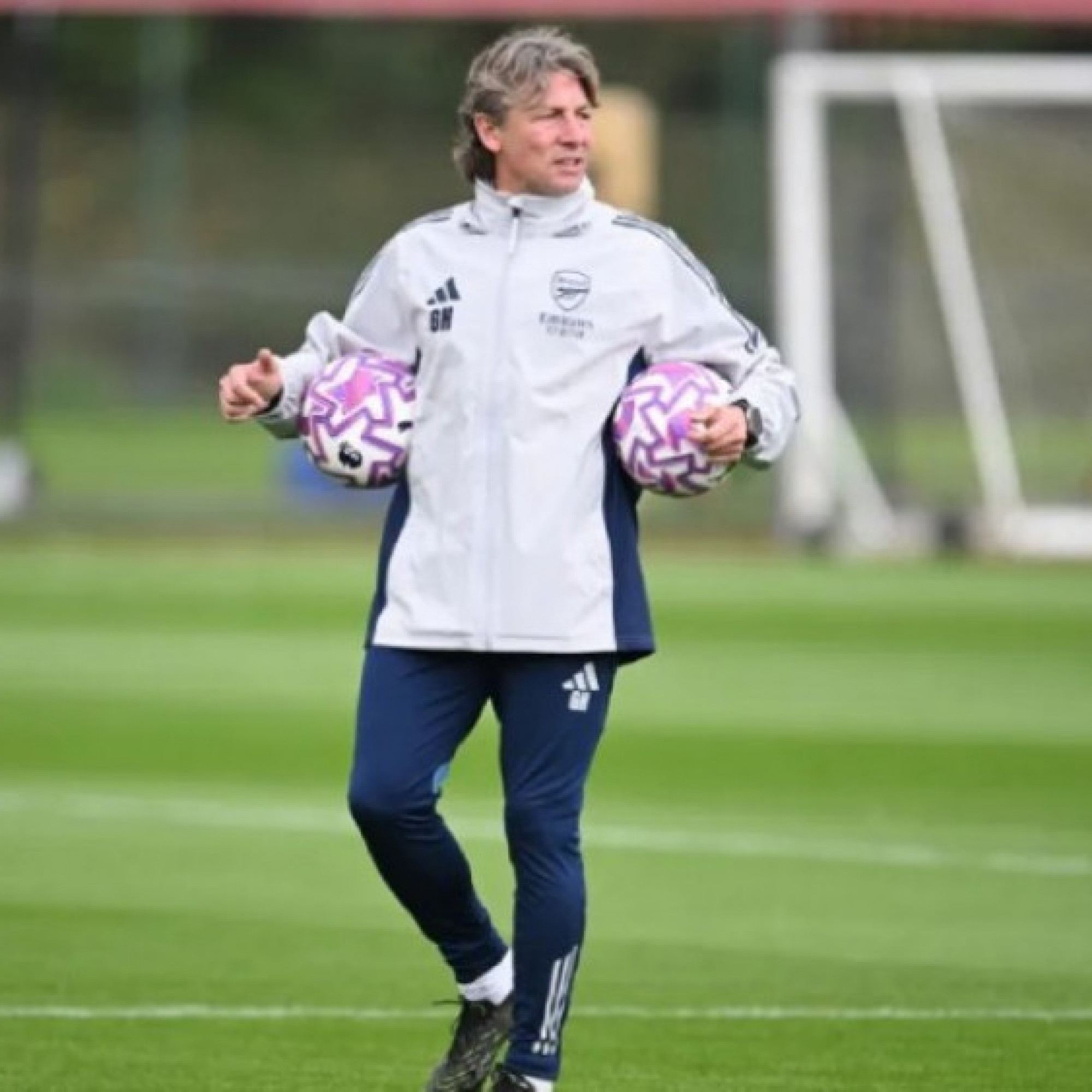 - Cựu sao MU giúp Arsenal xây "tường đồng vách sắt" là ai?