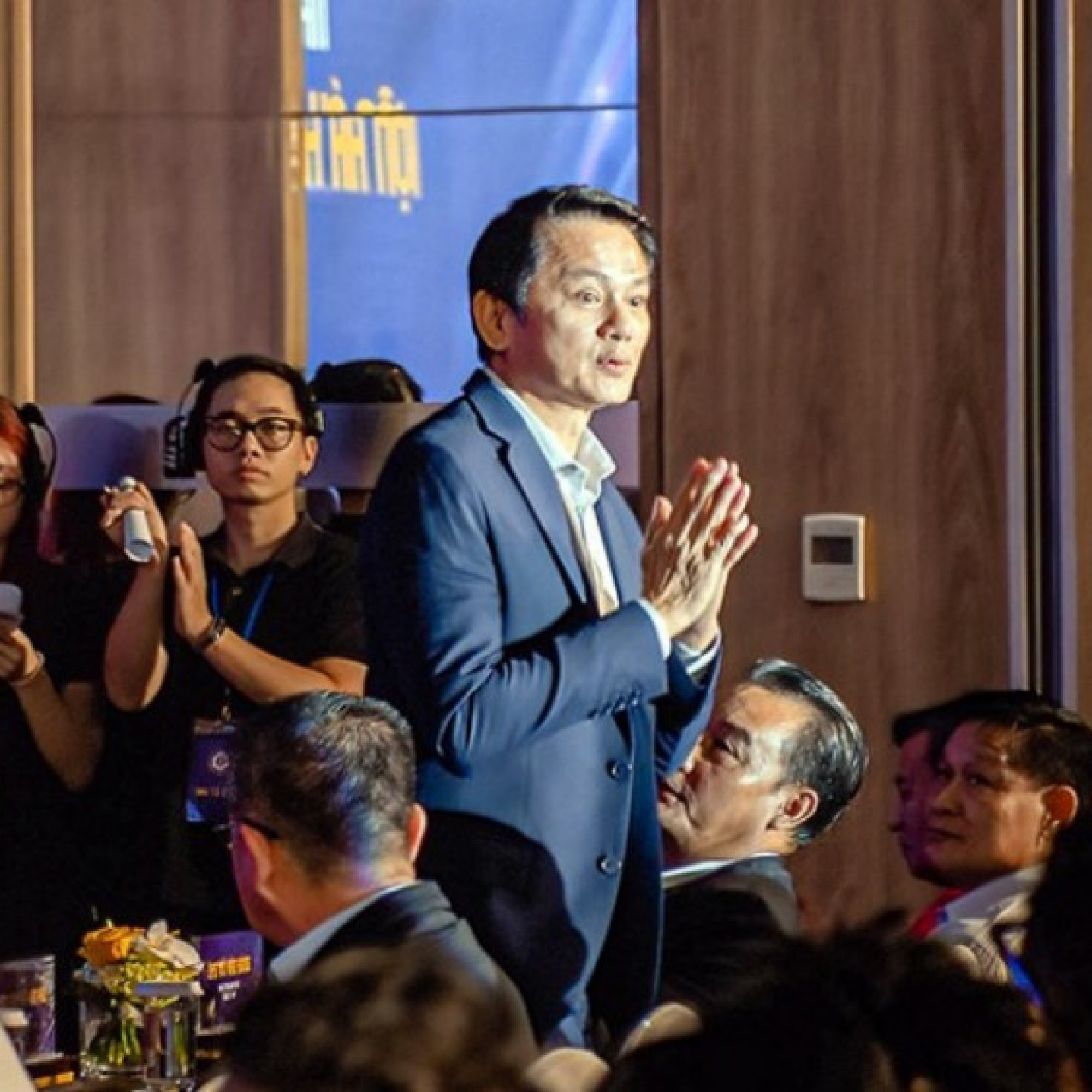 - Lãnh đạo bóng đá Thái Lan đã trực tiếp đến trụ sở VFF xin lỗi vụ nhầm quốc kỳ Việt Nam