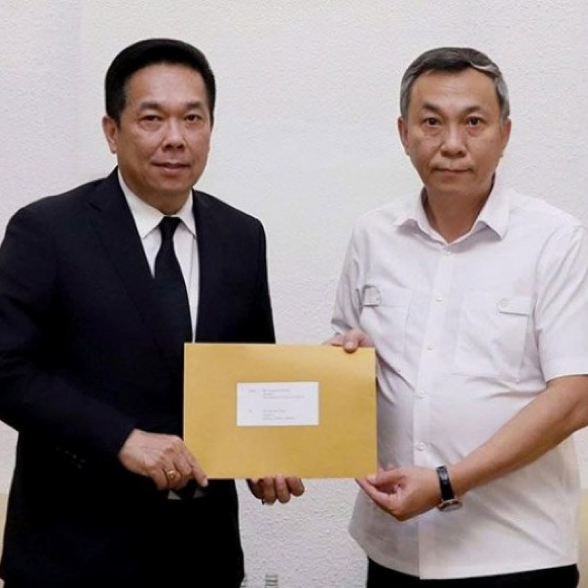 - Lãnh đạo bóng đá Thái Lan đã trực tiếp đến trụ sở VFF xin lỗi vụ nhầm quốc kỳ Việt Nam