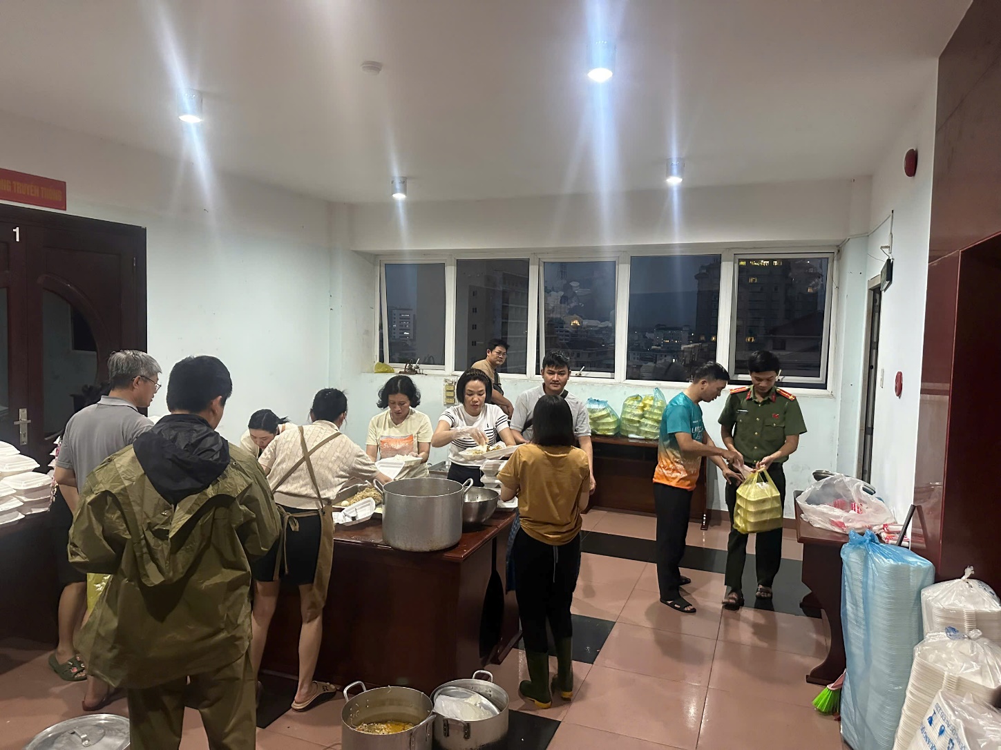 Những ‘người giữ lửa’ trong mùa lũ - 1