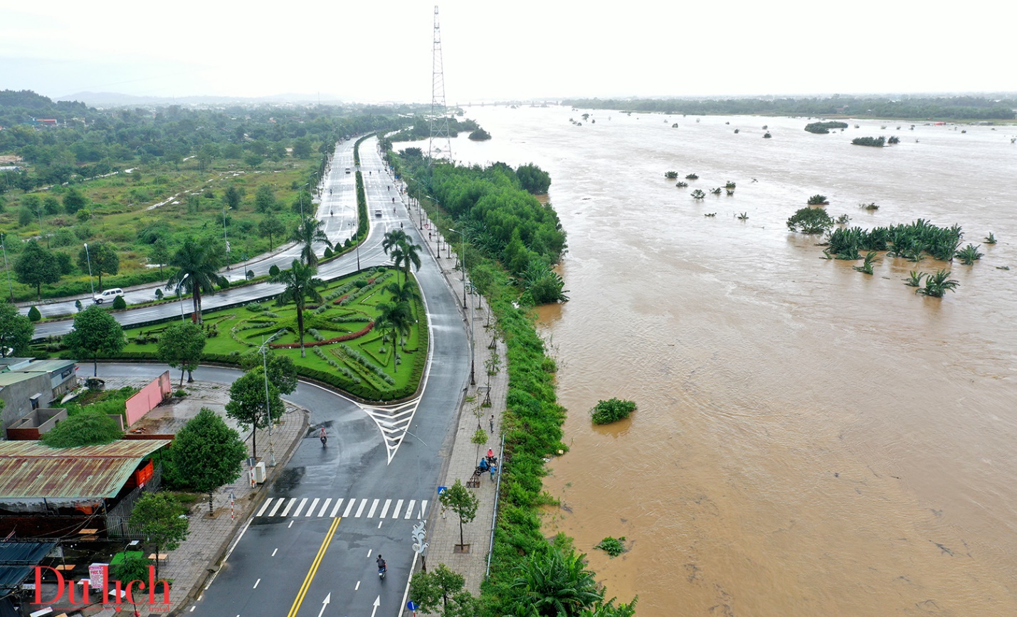 dong song tra khuc khac la trong mua mua lu - 5