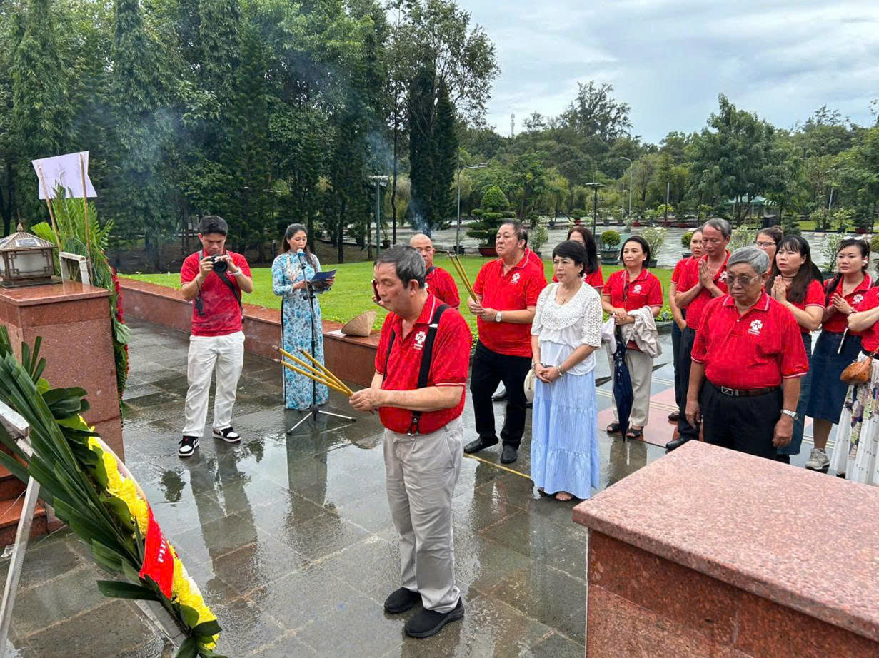 hanh huong ve dao ngoc giua trung khoi - 8