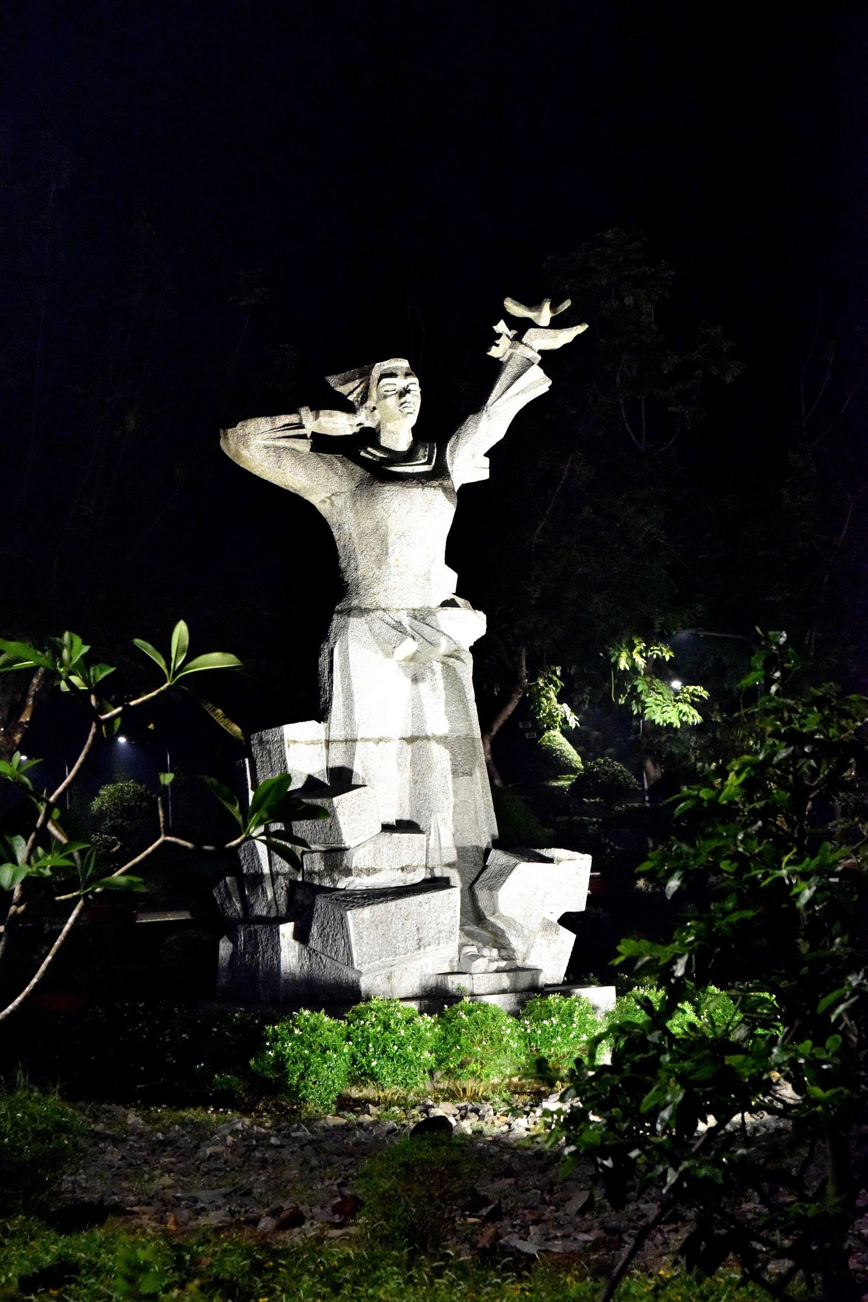 hanh huong ve dao ngoc giua trung khoi - 13