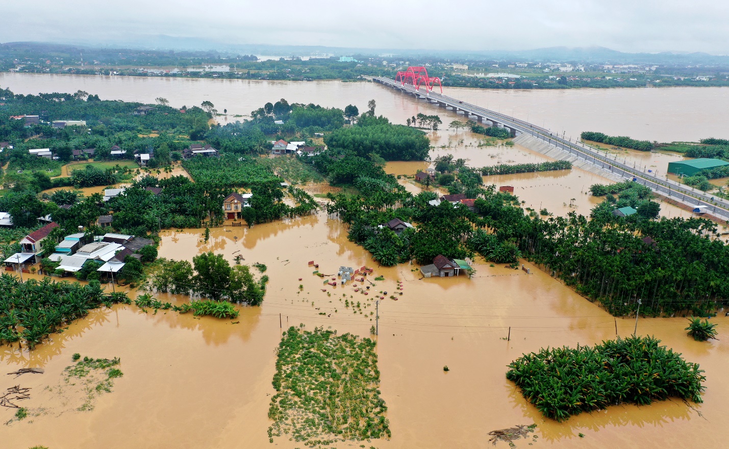 mua lu dien bien phuc tap gay co lap hang nghin ho dan o quang ngai - 1