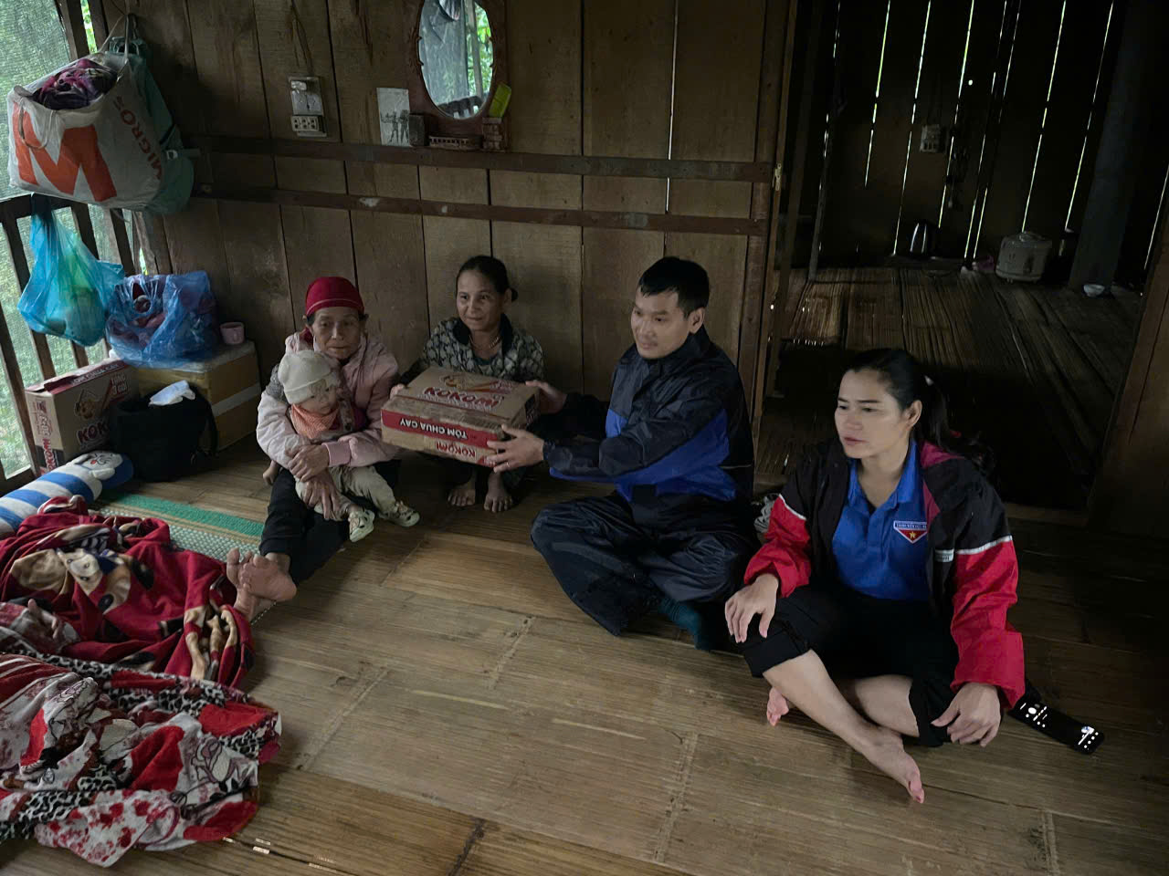 mua lu dien bien phuc tap gay co lap hang nghin ho dan o quang ngai - 8