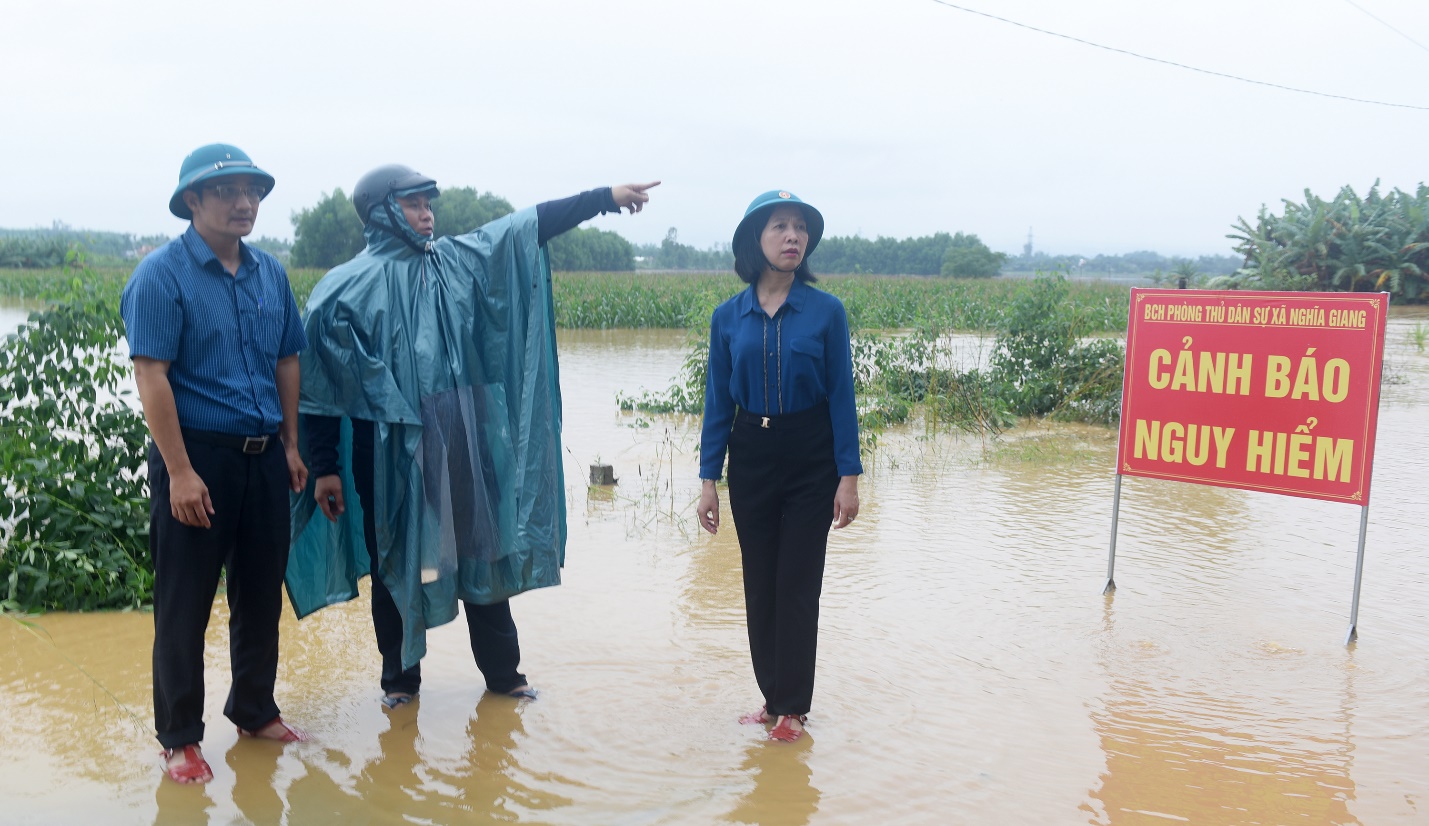 mua lu dien bien phuc tap gay co lap hang nghin ho dan o quang ngai - 5