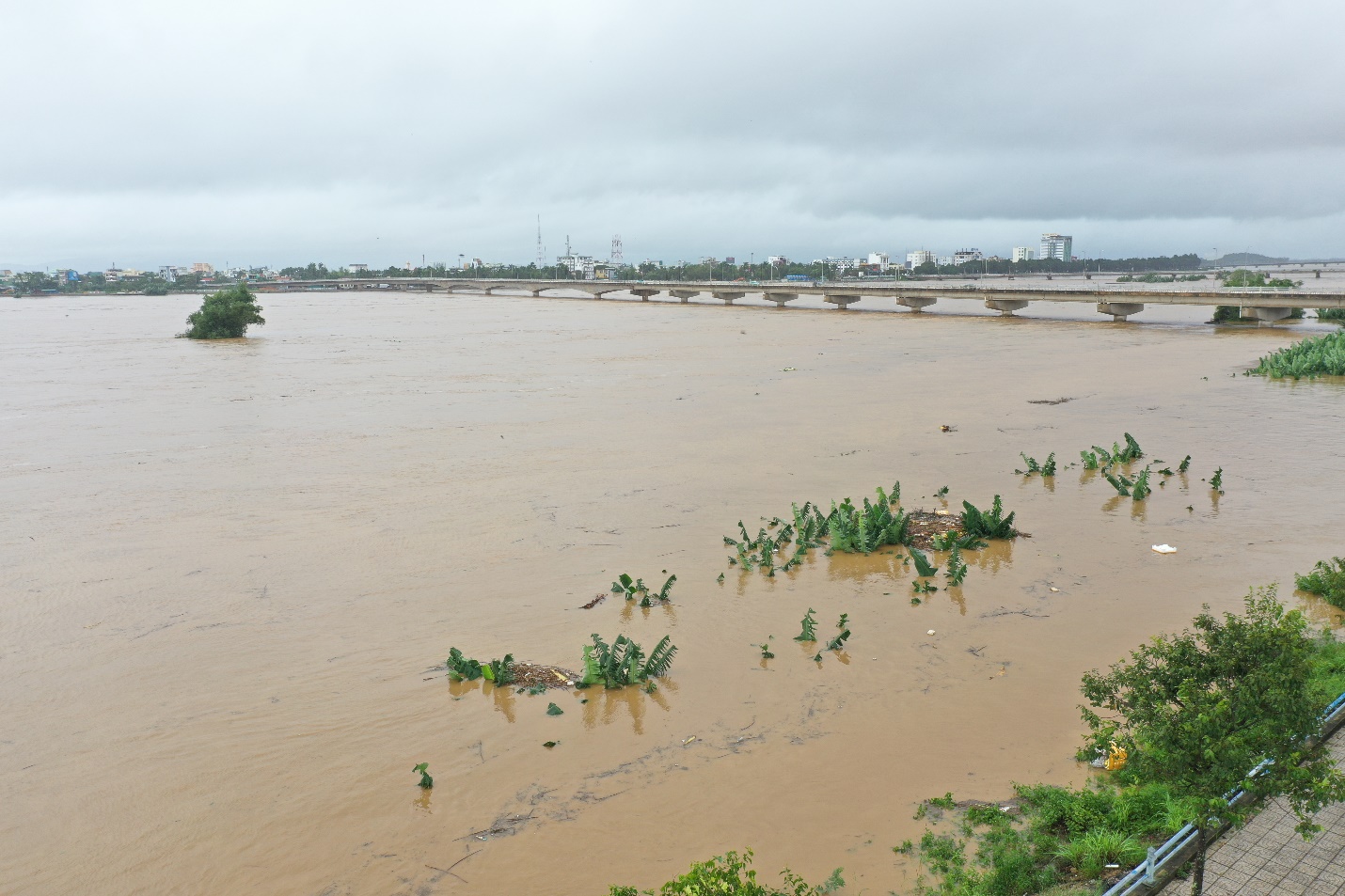 mua lu dien bien phuc tap gay co lap hang nghin ho dan o quang ngai - 3