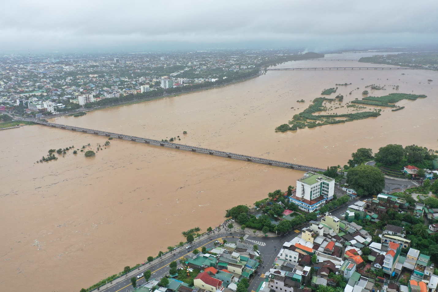 mua lu dien bien phuc tap gay co lap hang nghin ho dan o quang ngai - 6