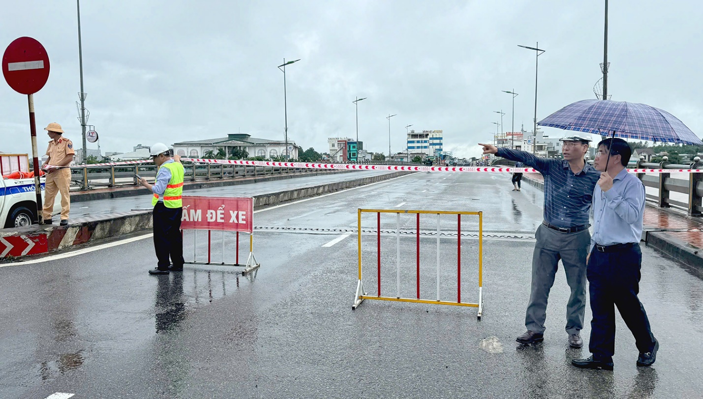 mua lu dien bien phuc tap gay co lap hang nghin ho dan o quang ngai - 11