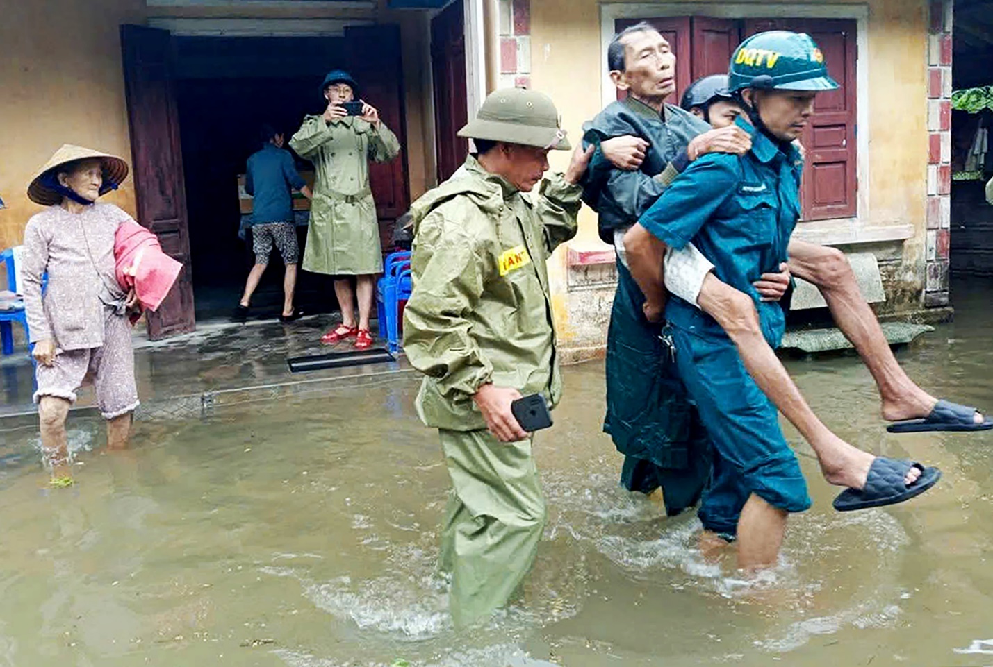 mua lu dien bien phuc tap gay co lap hang nghin ho dan o quang ngai - 4