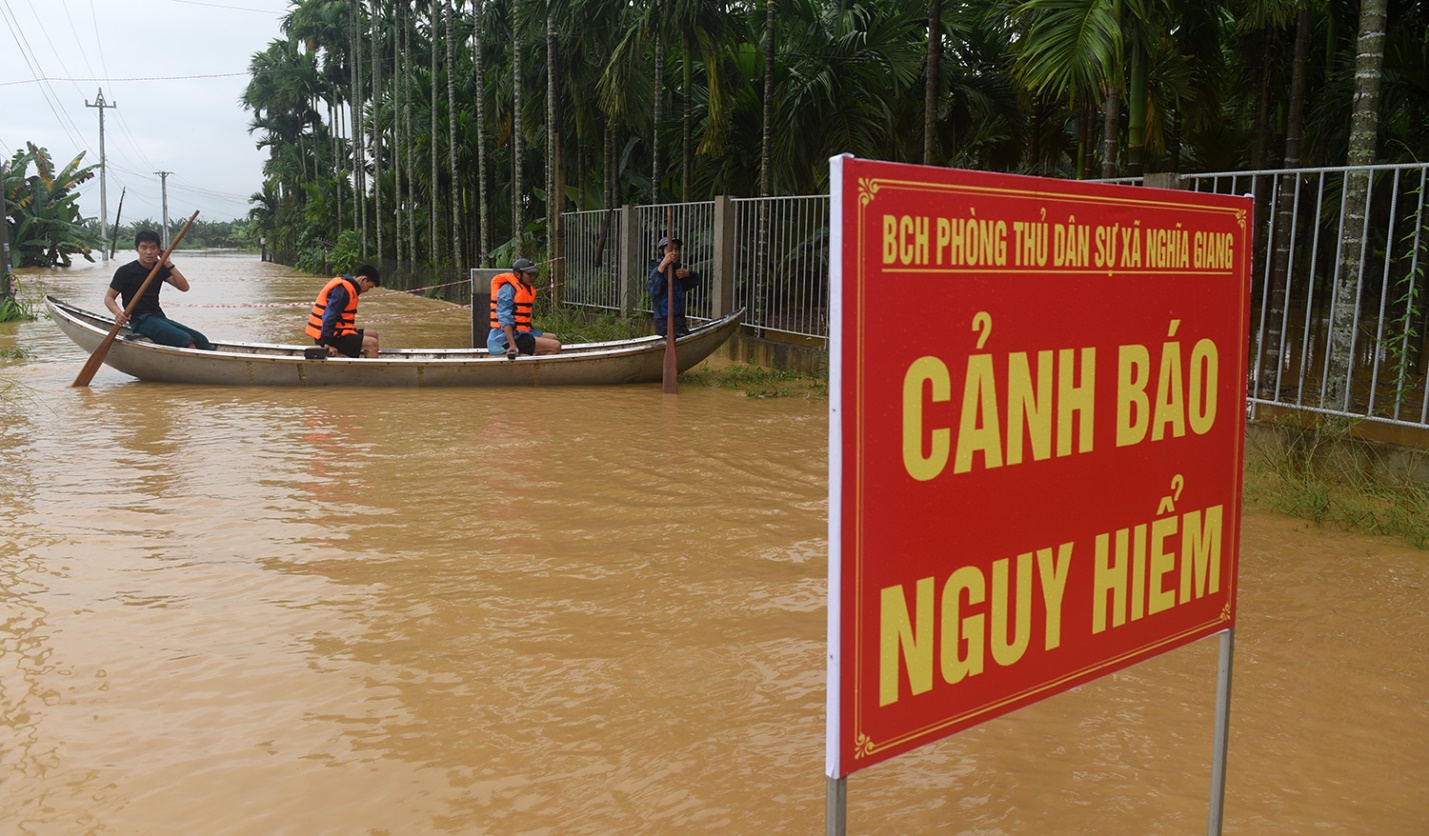 mua lu dien bien phuc tap gay co lap hang nghin ho dan o quang ngai - 7