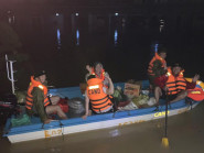 Những ‘người giữ lửa’ trong mùa lũ